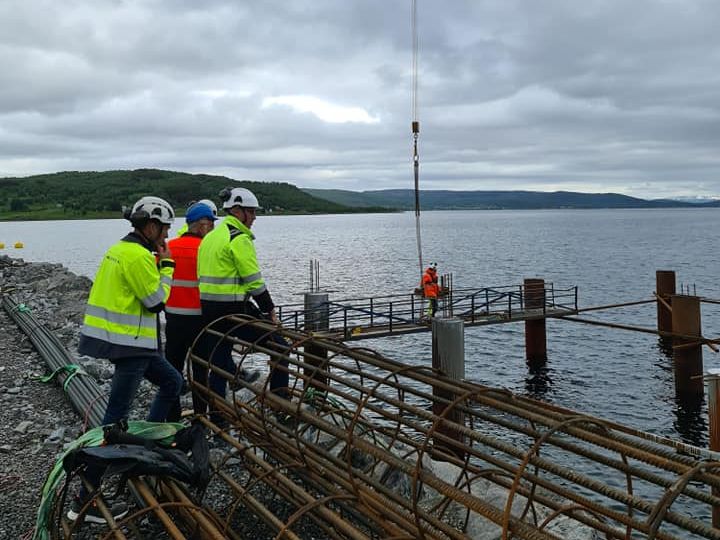Snekkere og armeringsjern på kai